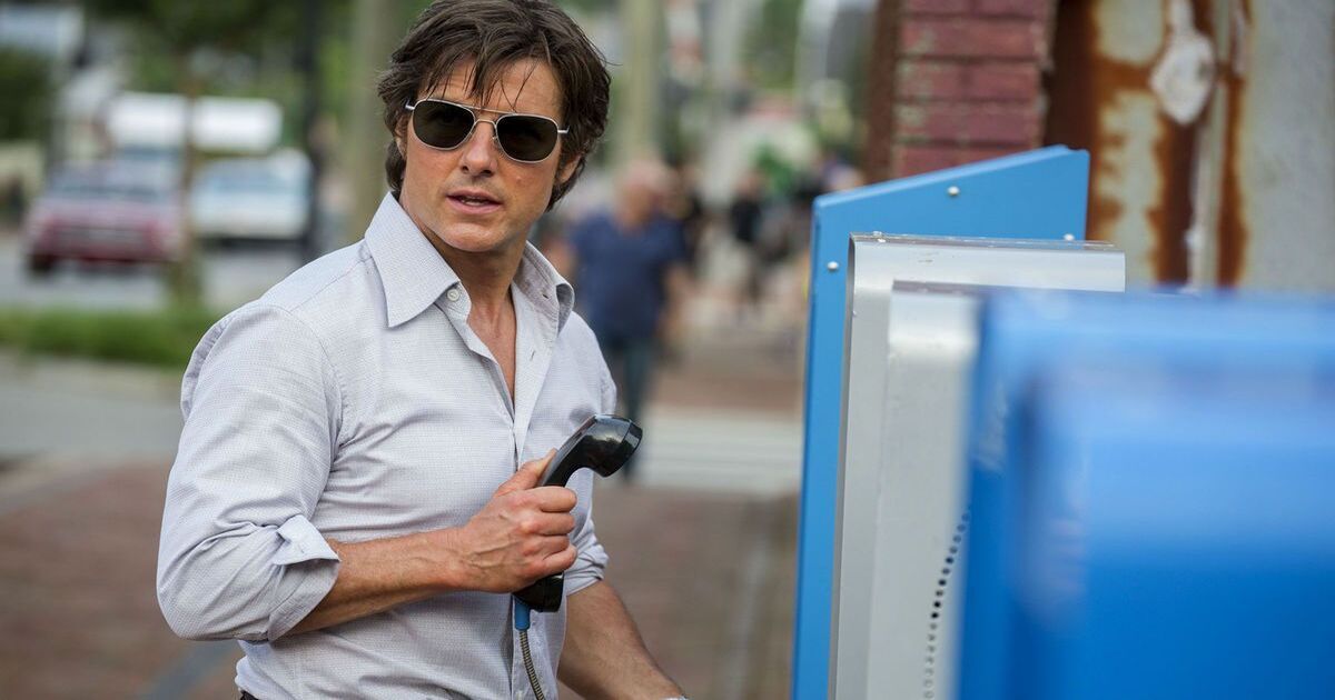 Tom Cruise en un teléfono público en American Made