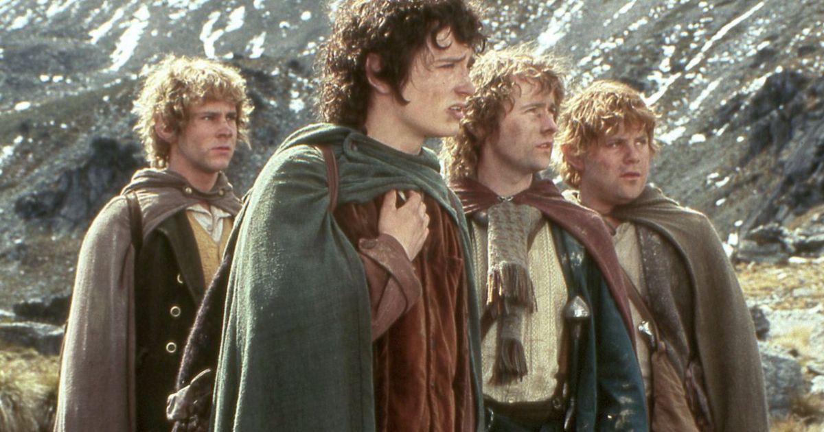 El grupo de hobbits camina por las montañas en El Señor de los Anillos El Retorno del Rey