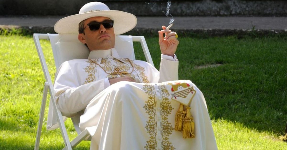 Jude Law fumando como el Papa