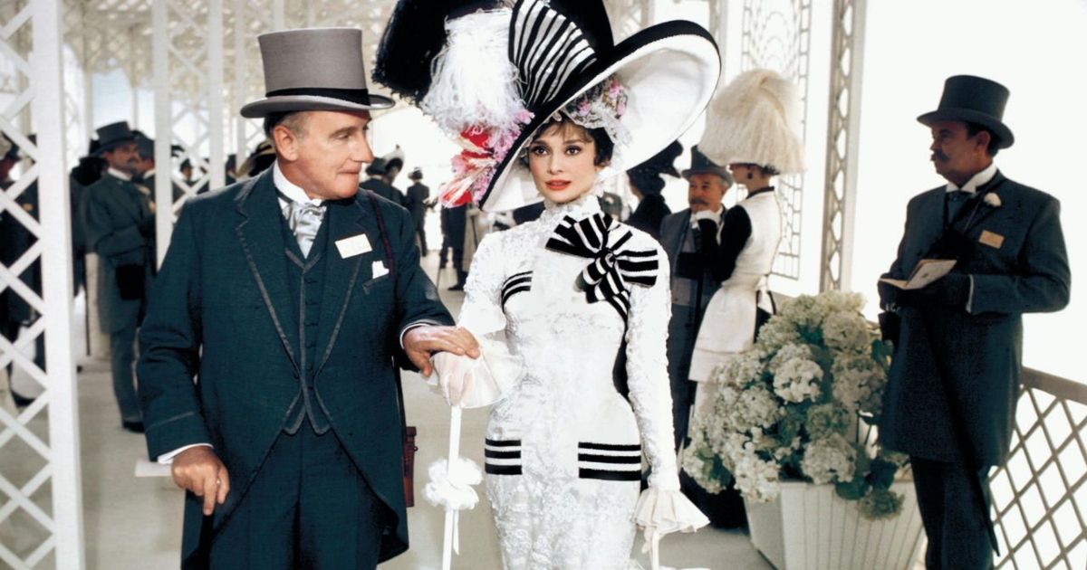 Audrey Hepburn hace una gran entrada en las carreras de caballos en My Fair Lady