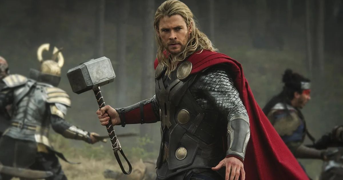 Thor se prepara para el combate en Thor: The Dark World.