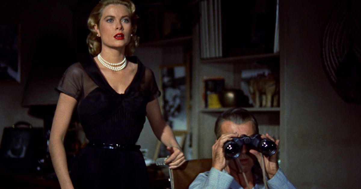 James (Jimmy) Stewart usa binoculares en Rear Window