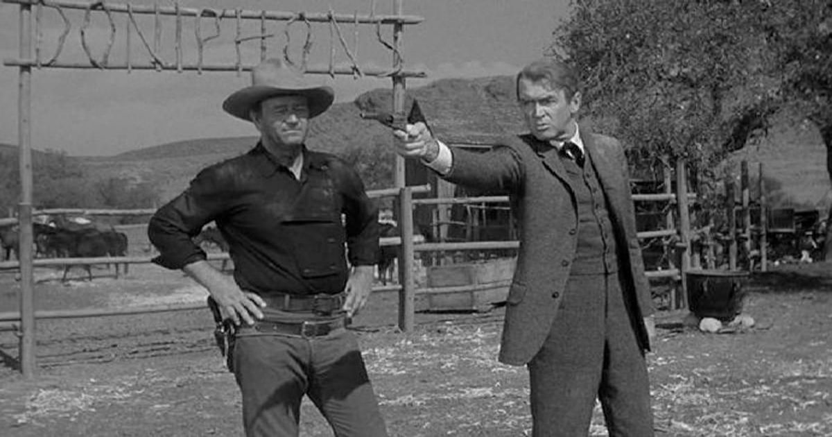 Jimmy Stewart apunta con un arma junto a John Wayne en El hombre que disparó a Liberty Valence