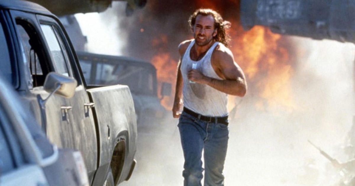 Nic Cage huyendo de una explosión en un golpeador de esposas en Con Air