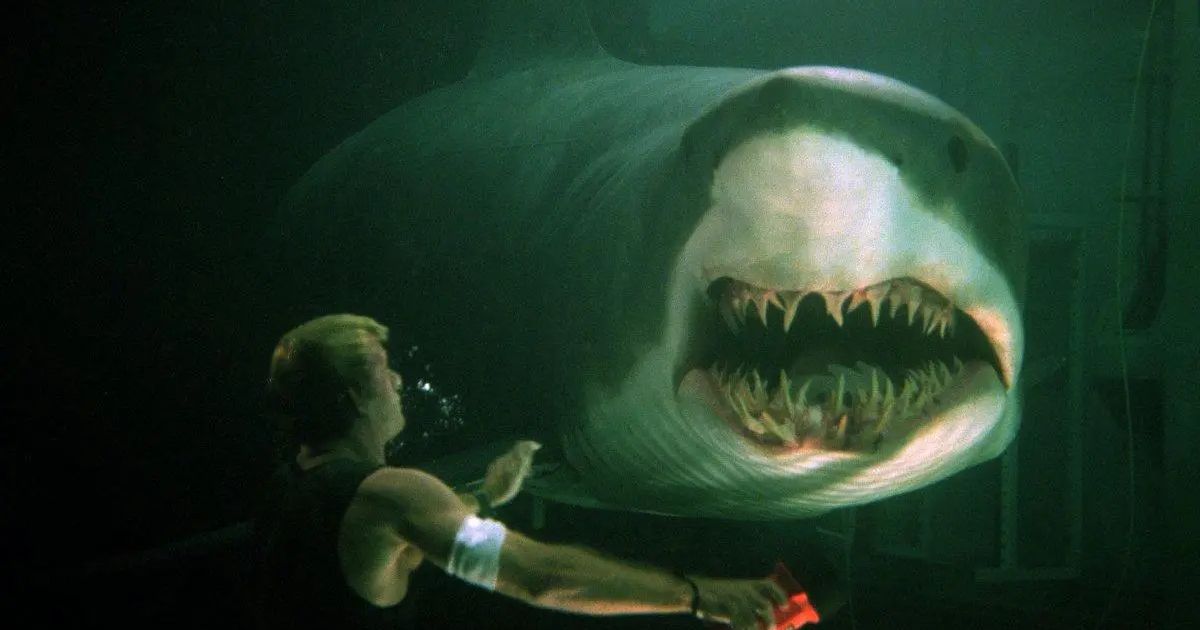 Thomas Jane con el monstruoso tiburón.