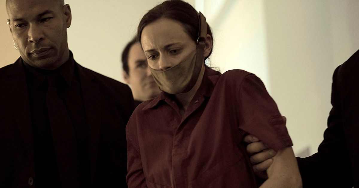Emily Malek (Alexis Bledel) siendo llevada por Gilead para ser castigada.