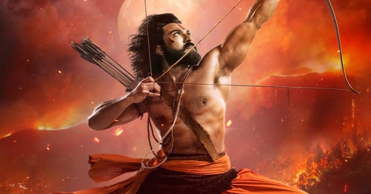 Raju como Rama disparando un arco y una flecha en la película india RRR