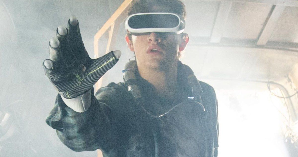 Tye Sheridan alcanza mientras usa gafas VR