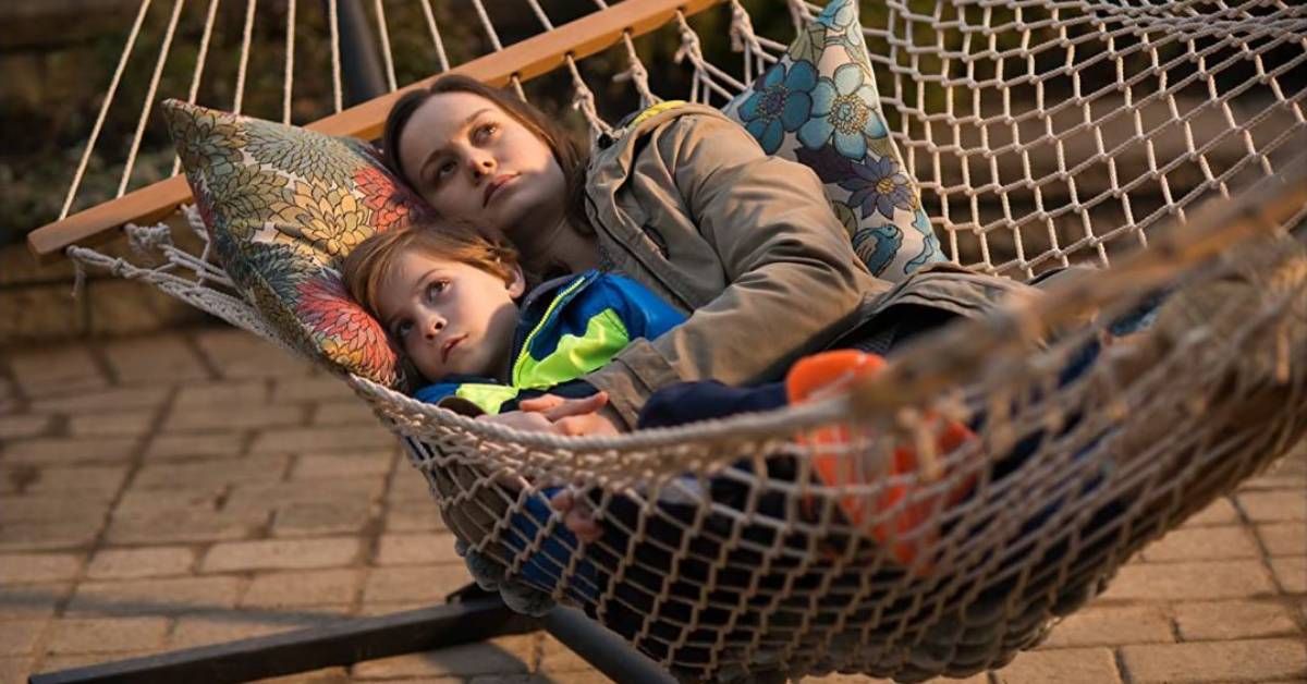 Jacob Tremblay y Brie Larson, en el papel de hijo y madre, yacen juntos en una hamaca durante una escena al aire libre de Room (2015).
