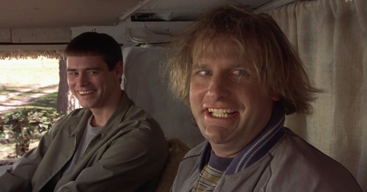 Jeff Daniels y Jim Carrey sonríen en una furgoneta en Dos tontos muy tontos