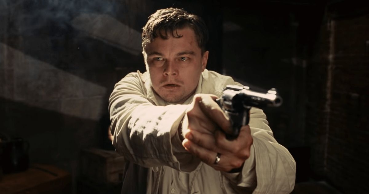 Leonardo DiCaprio parece paranoico mientras apunta con un arma en Shutter Island