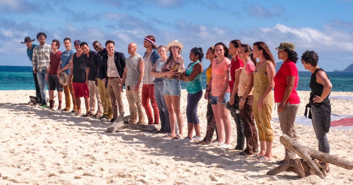 El elenco de la temporada de Survivor's Winners at War se alineó en una playa.