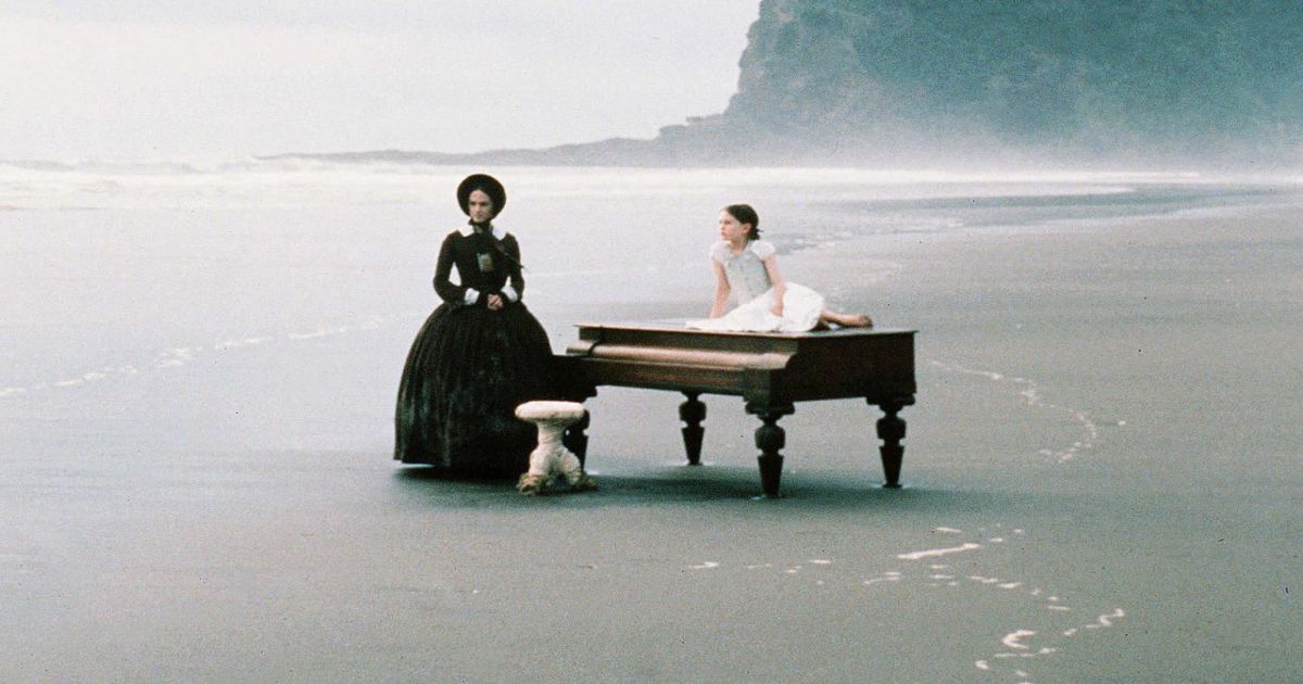 Holly Hunter junto a un piano en la playa en El piano