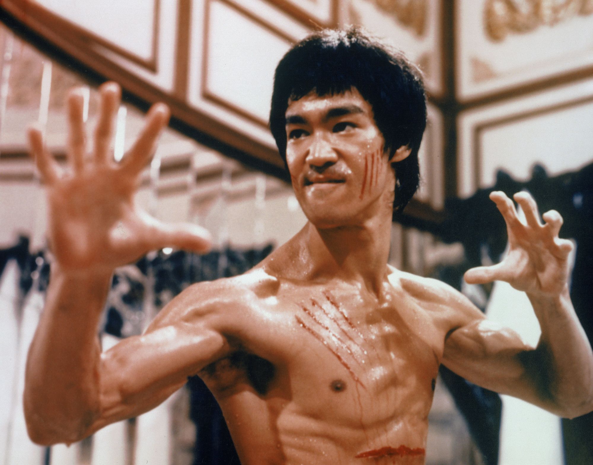 Bloody Bruce Lee con los dedos estirados como garras