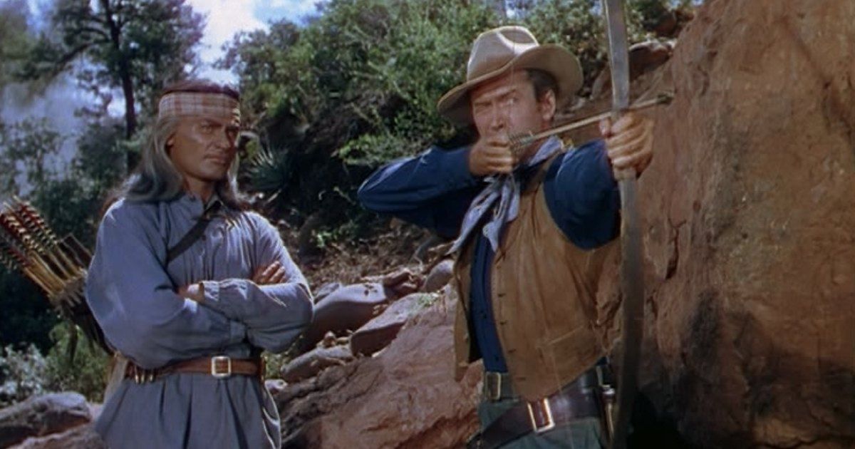 Jimmy Stewart practica tiro con arco con la tribu Apache en Broken Arrow