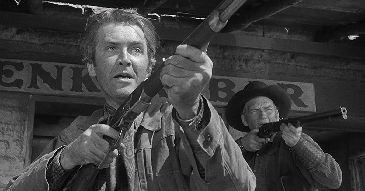 Jimmy Stewart sostiene un arma en el oeste de Winchester 73