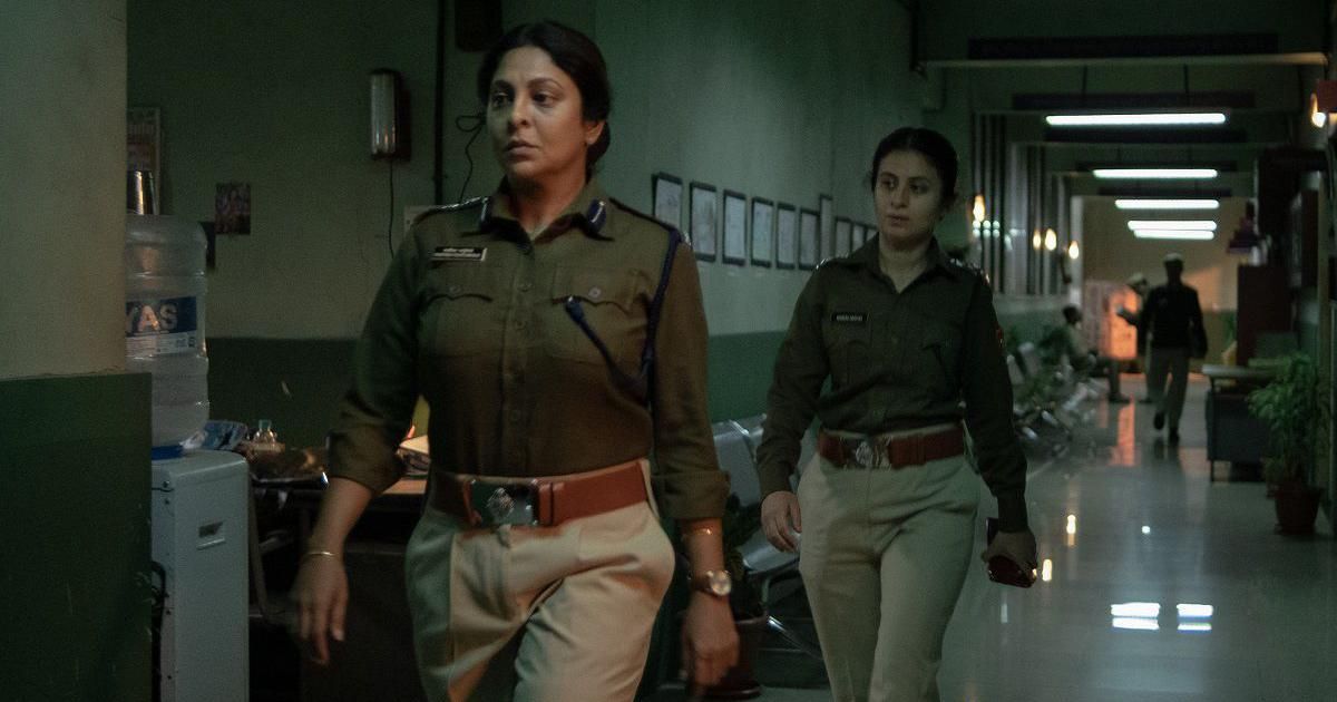 Dos mujeres policías caminan por el pasillo