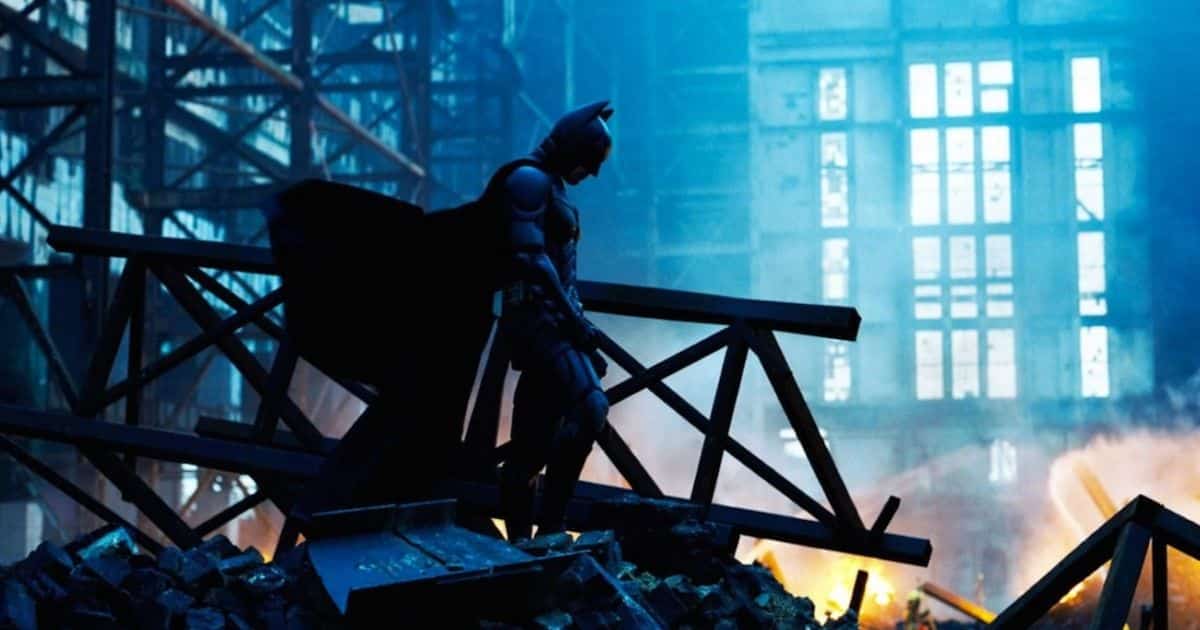 Batman de pie entre los escombros en Gotham en The Dark Knight