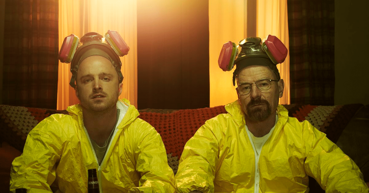Aaron Paul y Bryan Cranston en trajes de materiales peligrosos en Breaking Bad.