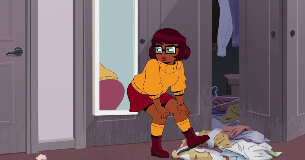Velma se mira en el espejo