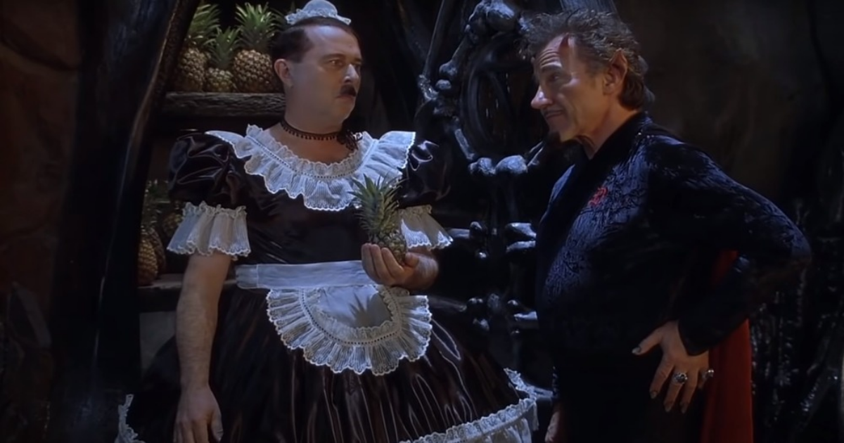 Harvey Keitel como el diablo que tortura a Hitler con un uniforme de sirvienta en Little Nicky