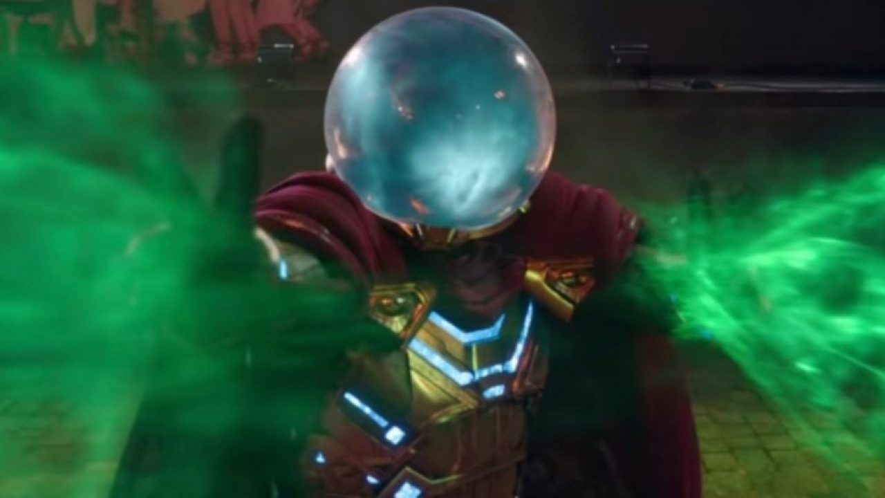Mysterio con el traje completo, con poderes verdes brillantes saliendo de sus manos.