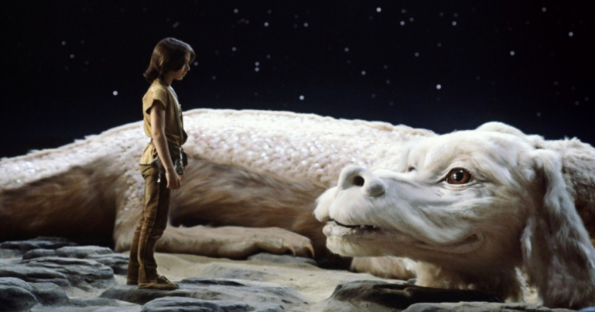 Un niño parado frente a un perro dragón en The NeverEnding Story