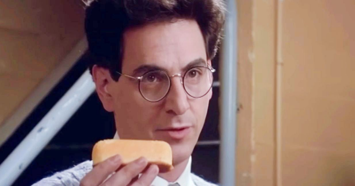 Harold Ramis sostiene un Twinkie en Cazafantasmas