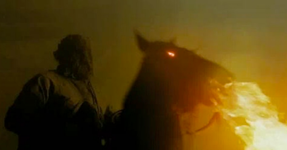 Espantapájaros en un caballo respirando fuego