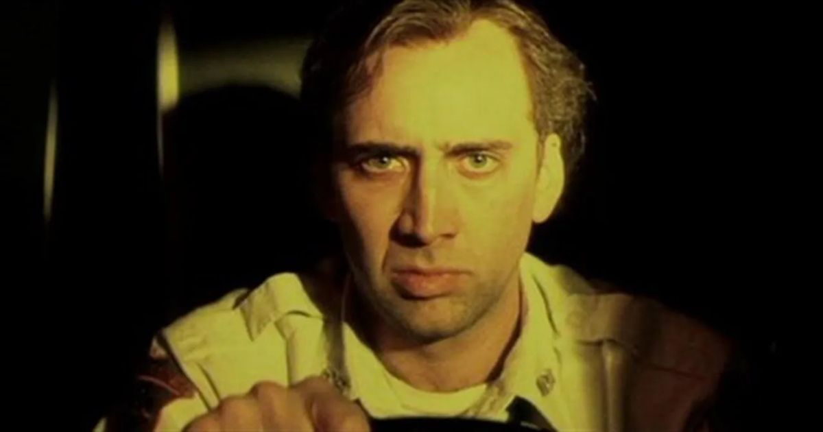 Nic Cage con luz amarilla conduce una ambulancia en Bringing Out the Dead