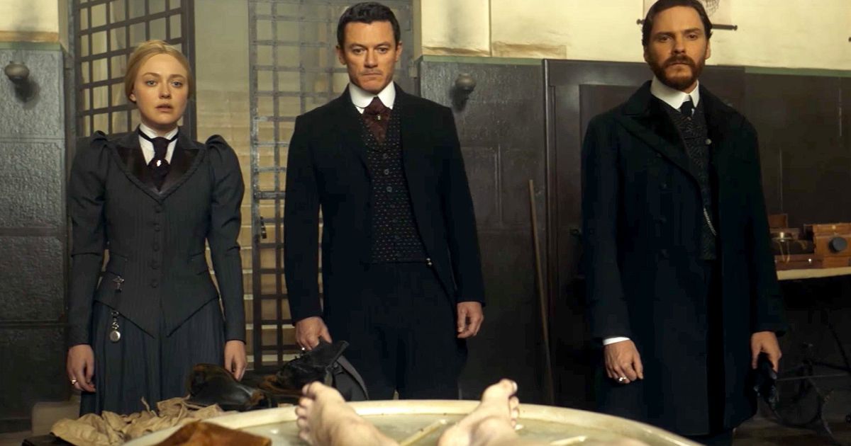 Sara Howard (Dakota Fanning), John Moore (Luke Evans) y el Dr. Laszlo (Daniel Brühl) examinan a una de las víctimas.