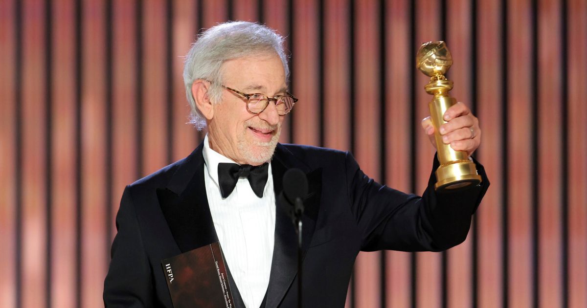 Steven Spielberg acepta el Globo de Oro a la mejor película por The Fabelmans